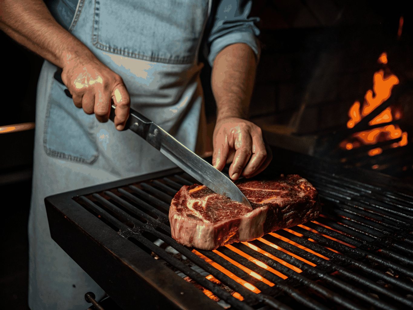 Unser Küchenchef bei der Zubereitung eines Premium-Steaks