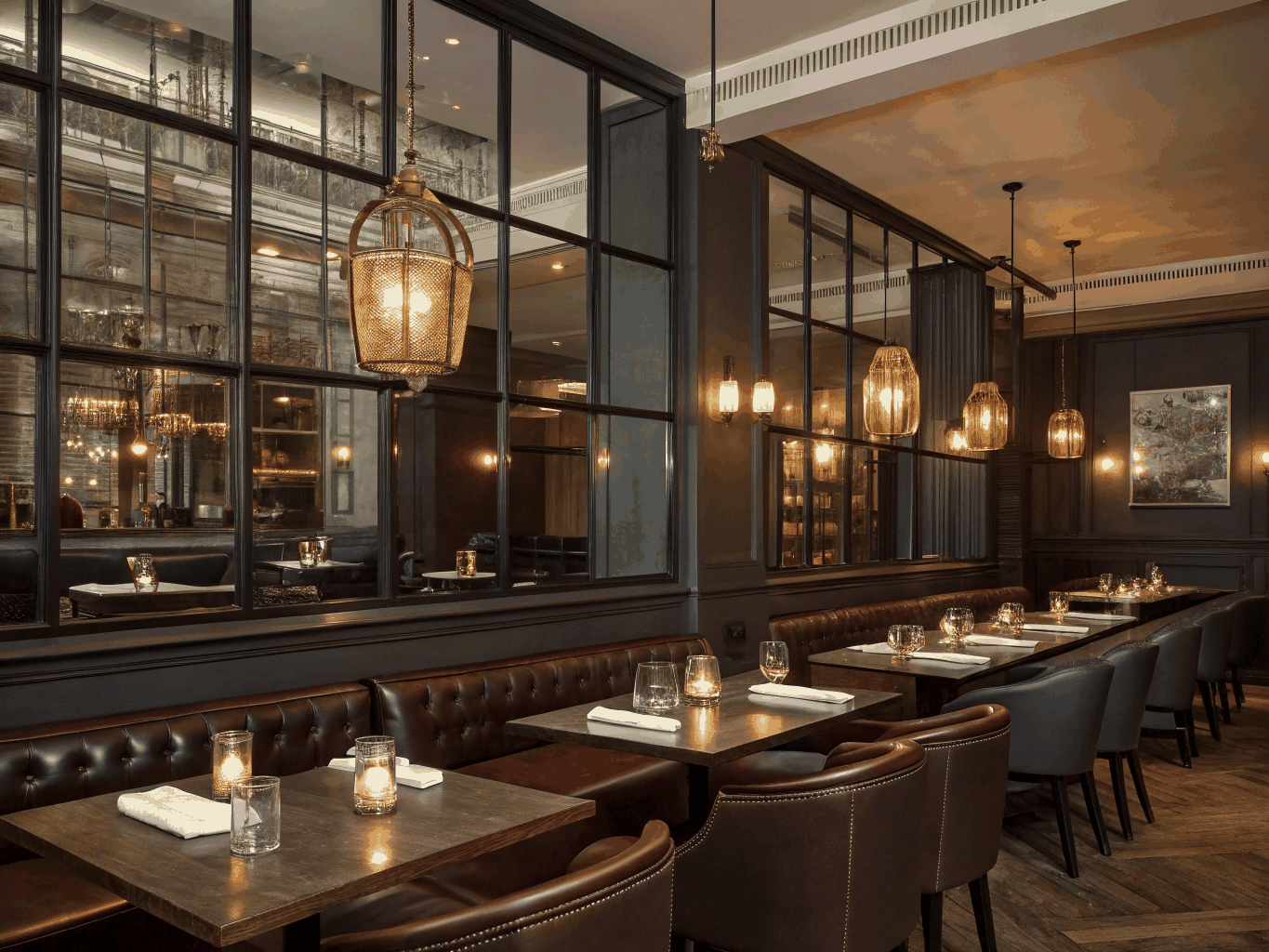 Elegantes Interieur unseres Steakhauses mit warmem Licht